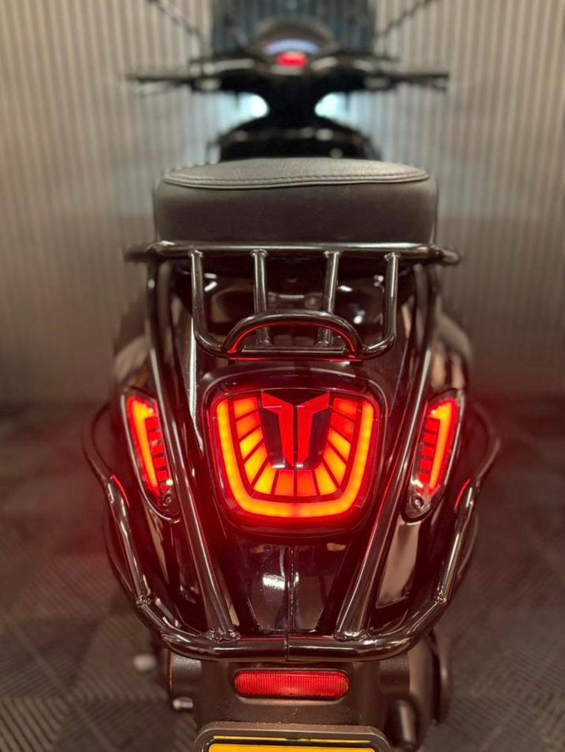 VESPA SPRINT 2022 BROM 4T 3V FULL OPTION GLANS ZWART BOMVOL