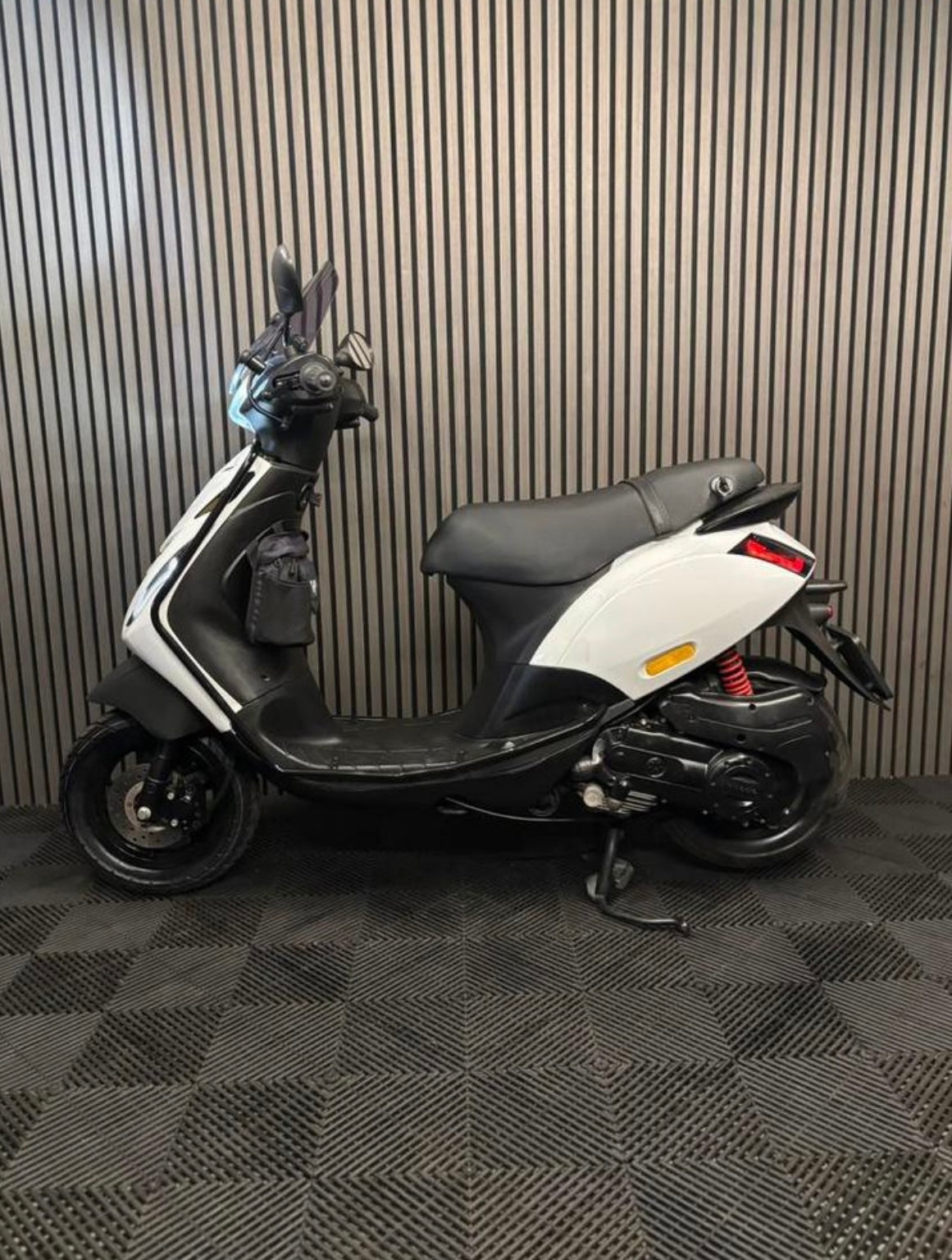PIAGGIO ZIP 2020 4T 3V FULL OPTION GLANS WIT