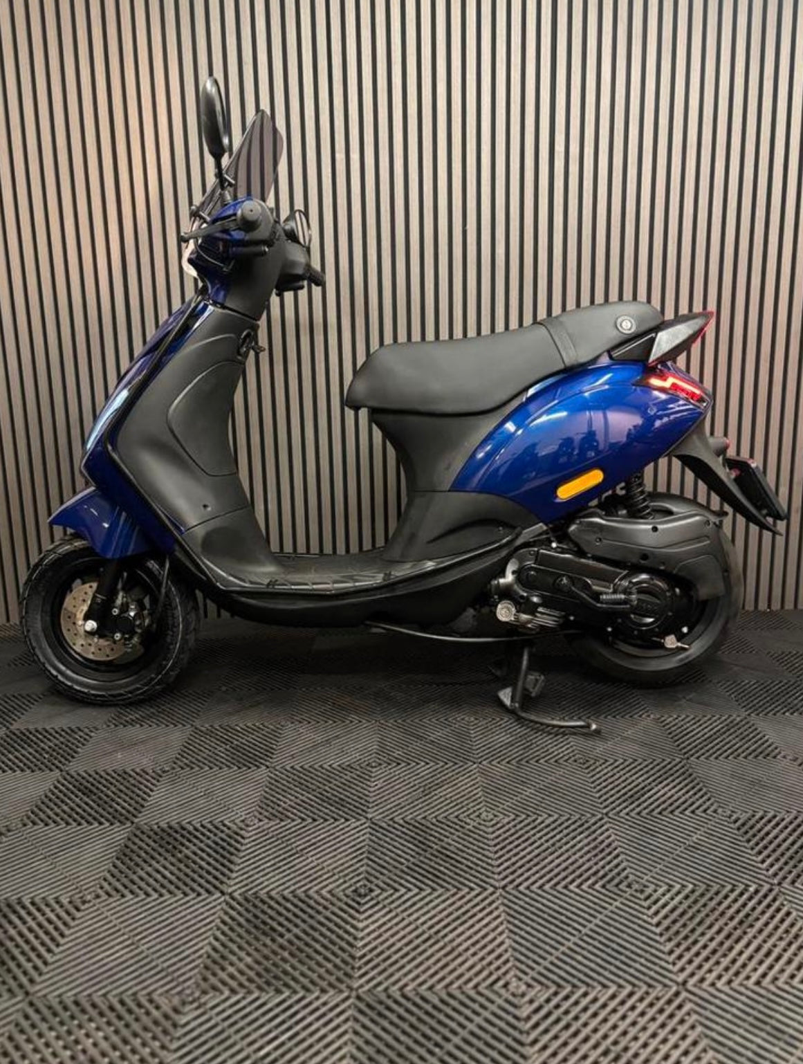 PIAGGIO ZIP BROM 2022 4T 3V 1e eiegnaar FULL OPTION BMW BLAUW