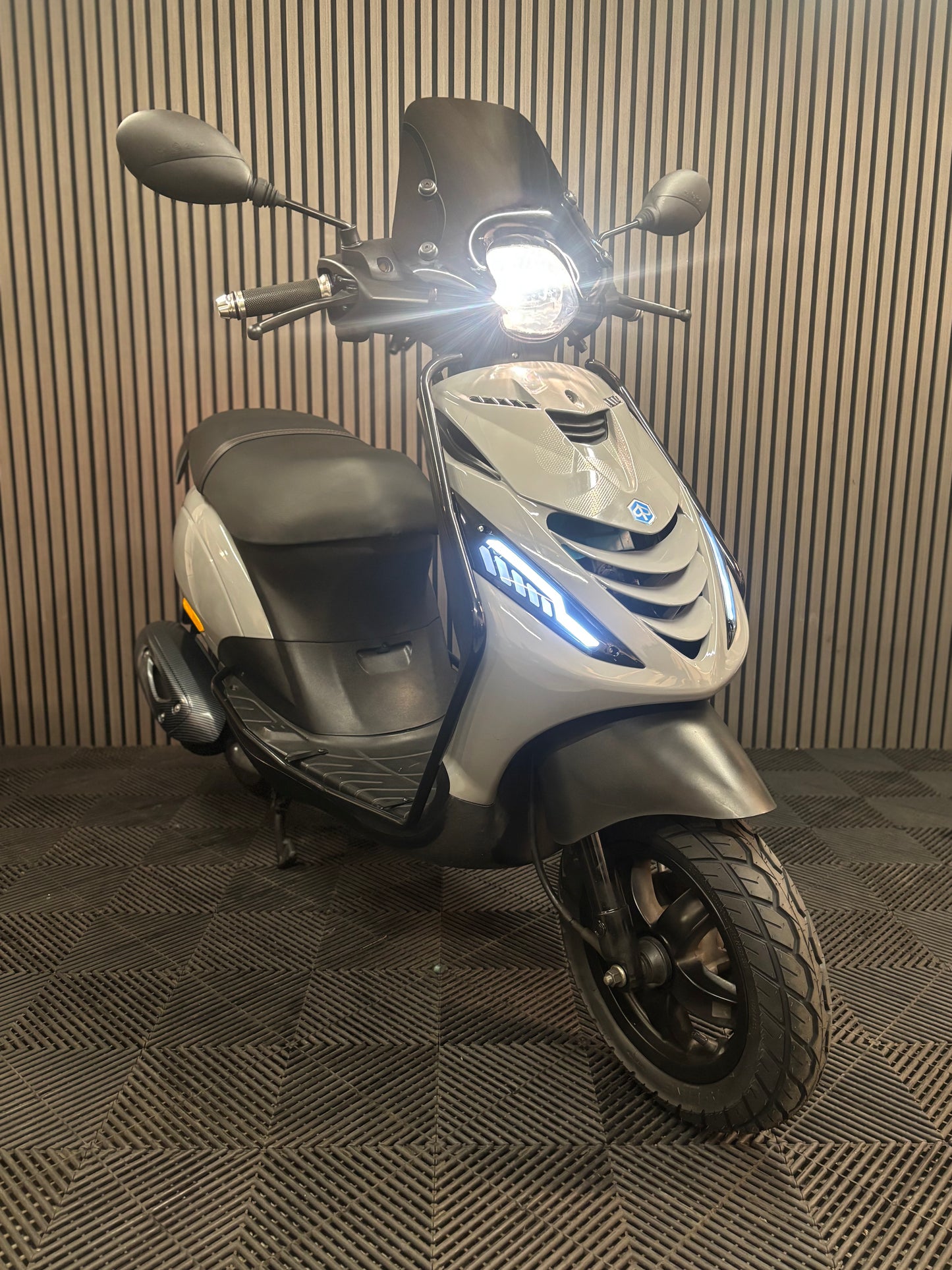 PIAGGIO ZIP BROM 2022 1e eigenaar FULL OPTION NARDO GREY
