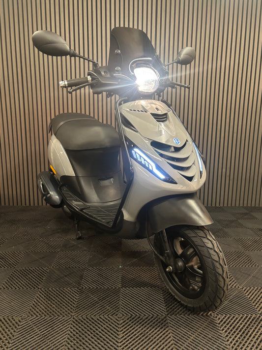 PIAGGIO ZIP BROM 2022 1e eigenaar FULL OPTION NARDO GREY