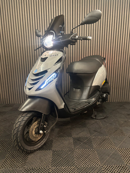 PIAGGIO ZIP BROM 2022 1e eigenaar FULL OPTION NARDO GREY