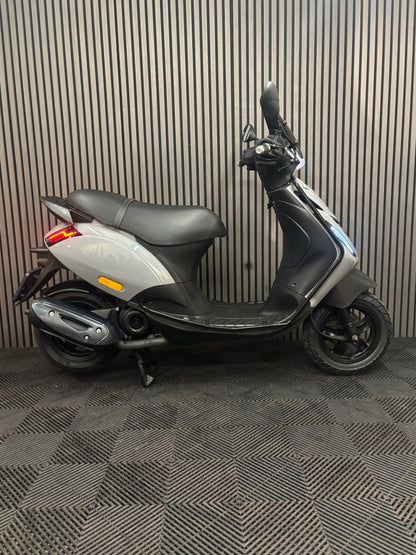 PIAGGIO ZIP BROM 2022 1e eigenaar FULL OPTION NARDO GREY