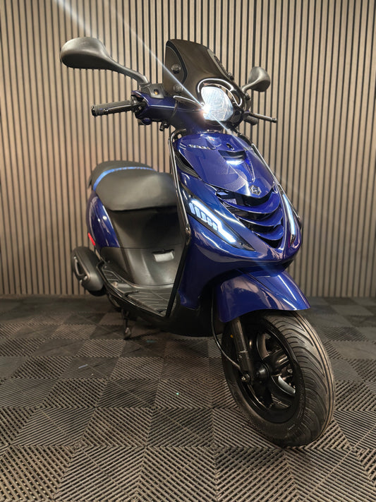 PIAGGIO ZIP 4T 3V BROM 2020 FULL OPTION BMW BLAUW
