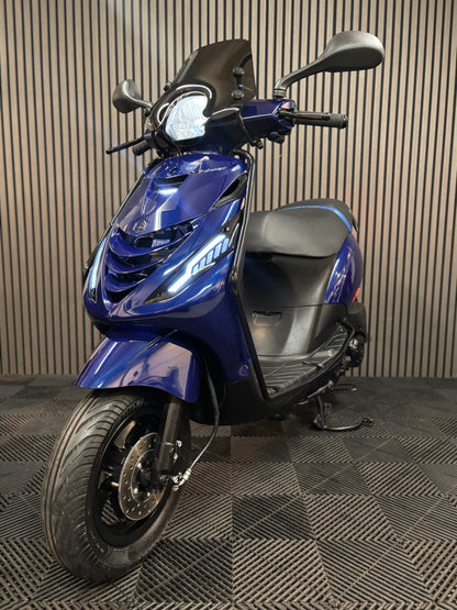 PIAGGIO ZIP 4T 3V BROM 2020 FULL OPTION BMW BLAUW
