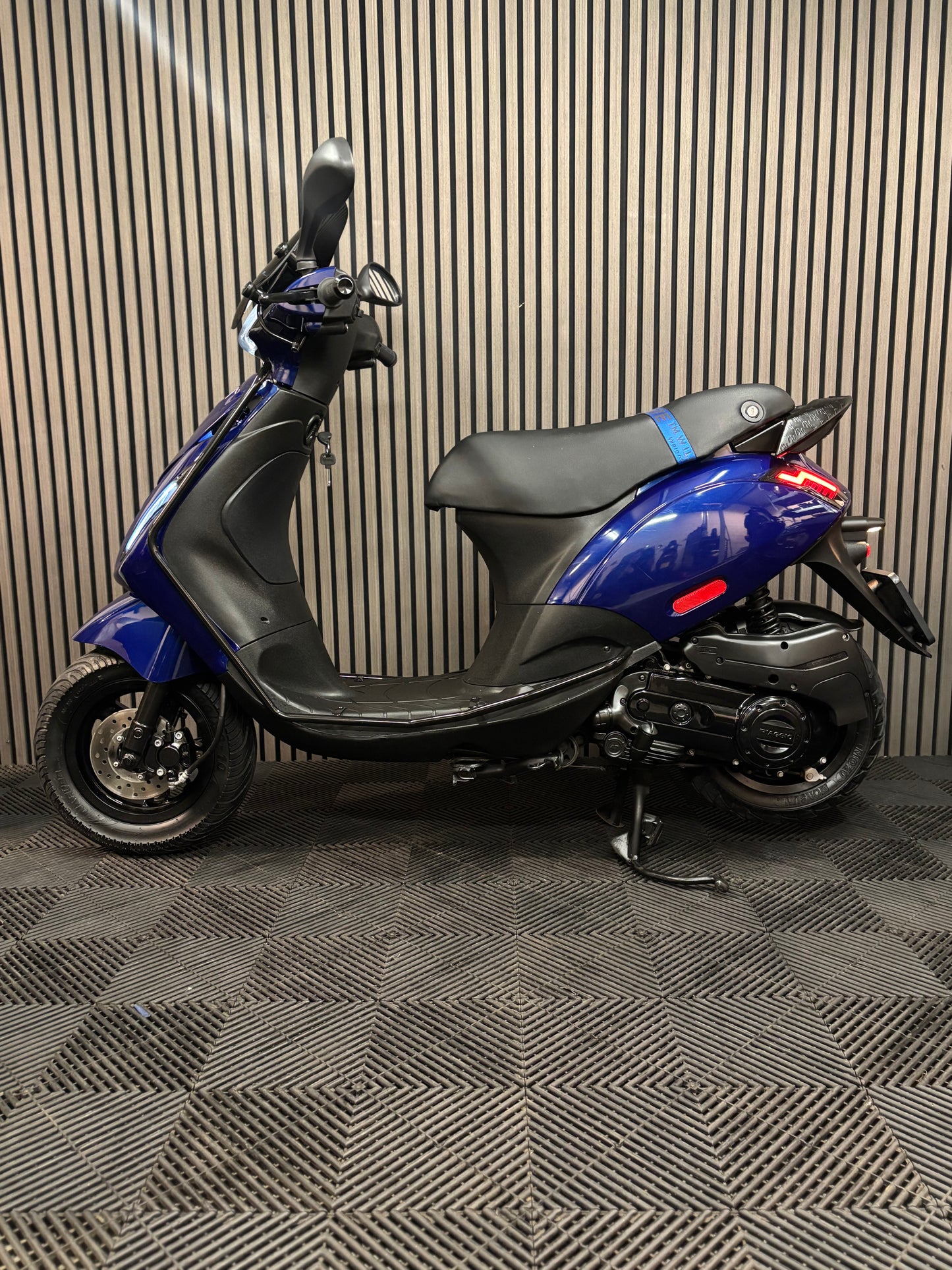 PIAGGIO ZIP 4T 3V BROM 2020 FULL OPTION BMW BLAUW