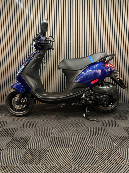 PIAGGIO ZIP 4T 3V BROM 2020 FULL OPTION BMW BLAUW