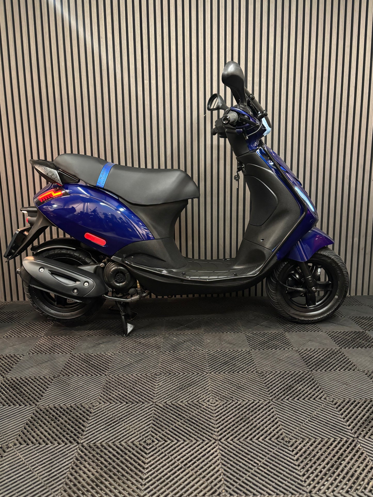 PIAGGIO ZIP 4T 3V BROM 2020 FULL OPTION BMW BLAUW
