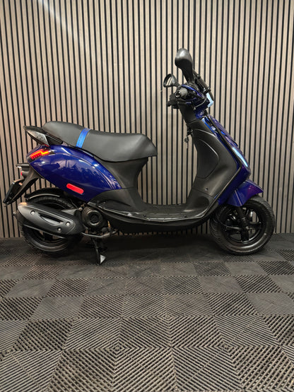 PIAGGIO ZIP 4T 3V BROM 2020 FULL OPTION BMW BLAUW