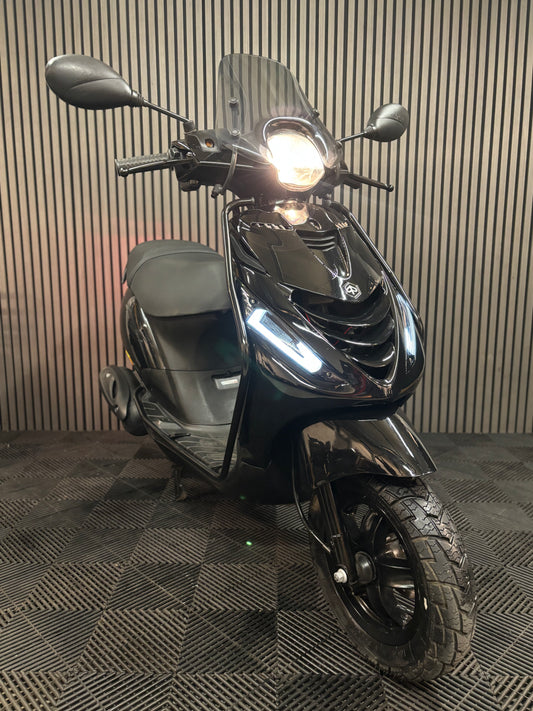 PIAGGIO ZIP BROM 2015 4T 2V FULL OPTION GLANS ZWART