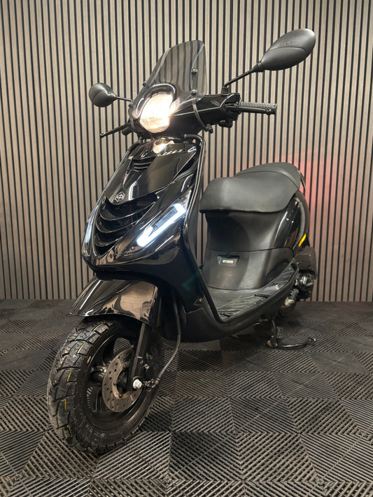 PIAGGIO ZIP 4T 3V BROM 2022 1 EIGENAAR FULL OPTION MAT ZWART