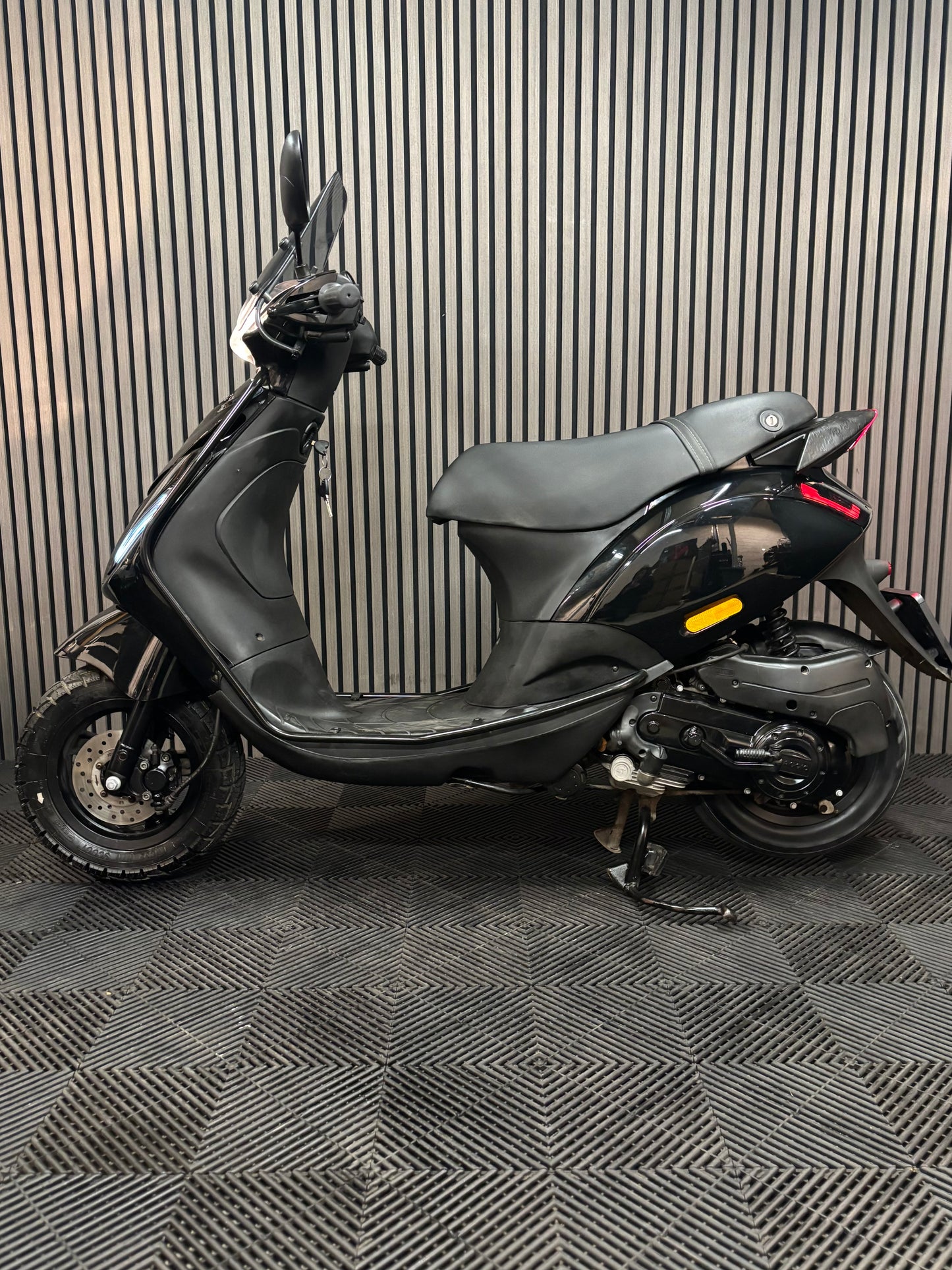 PIAGGIO ZIP BROM 2015 4T 2V FULL OPTION GLANS ZWART