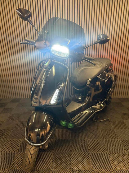 VESPA SPRINT 2022 BROM 4T 3V FULL OPTION GLANS ZWART BOMVOL
