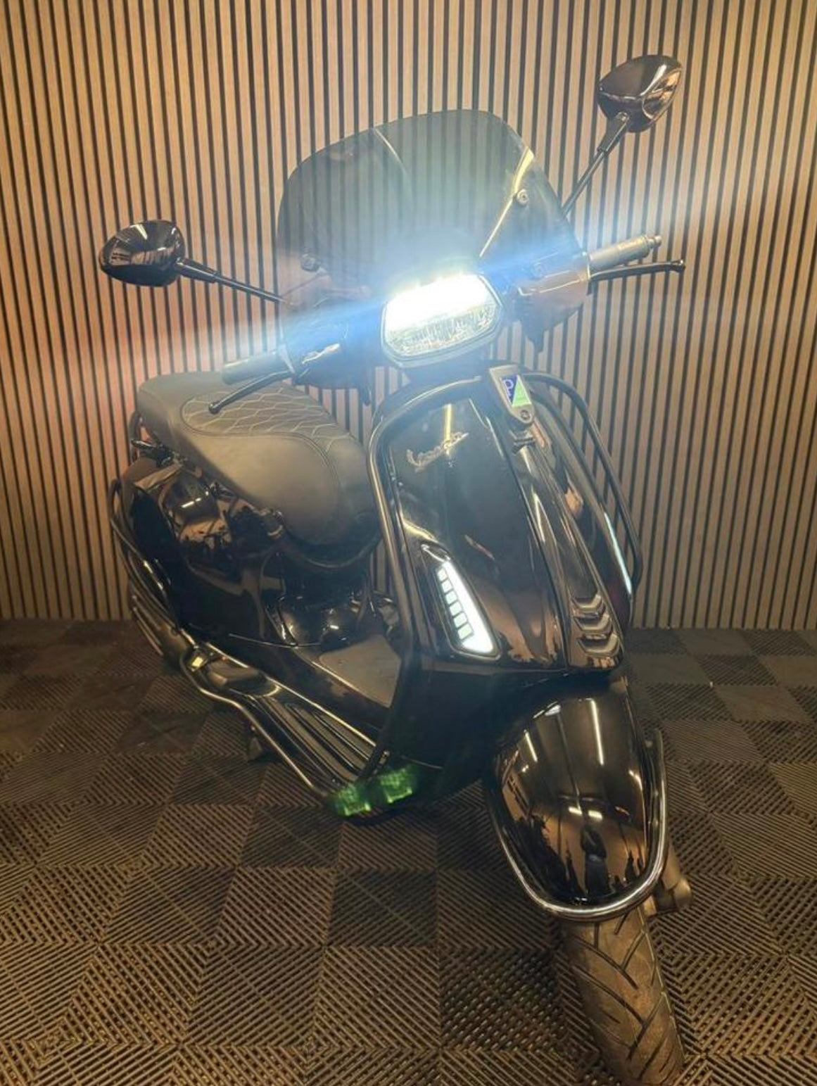 VESPA SPRINT 2022 BROM 4T 3V FULL OPTION GLANS ZWART BOMVOL