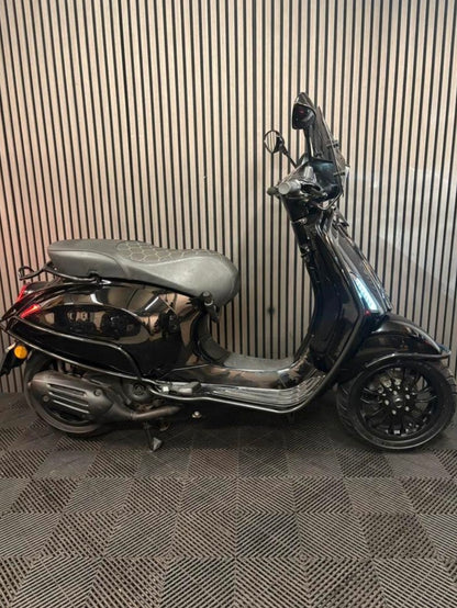 VESPA SPRINT 2022 BROM 4T 3V FULL OPTION GLANS ZWART BOMVOL