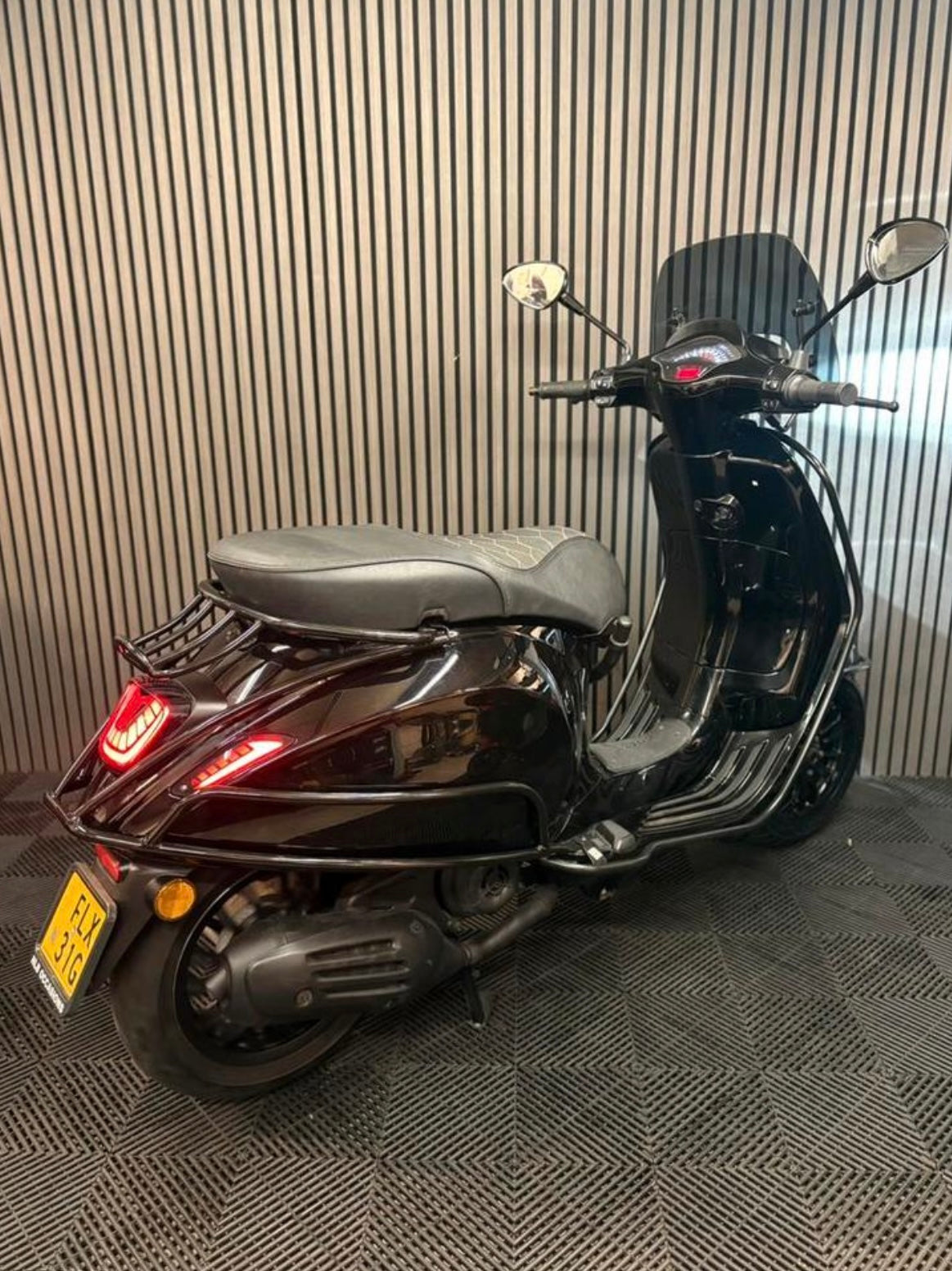 VESPA SPRINT 2022 BROM 4T 3V FULL OPTION GLANS ZWART BOMVOL