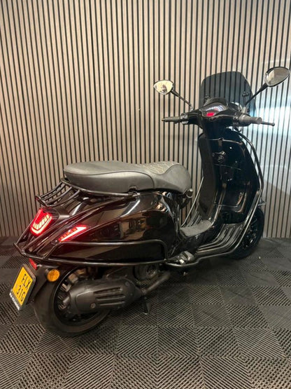 VESPA SPRINT 2022 BROM 4T 3V FULL OPTION GLANS ZWART BOMVOL