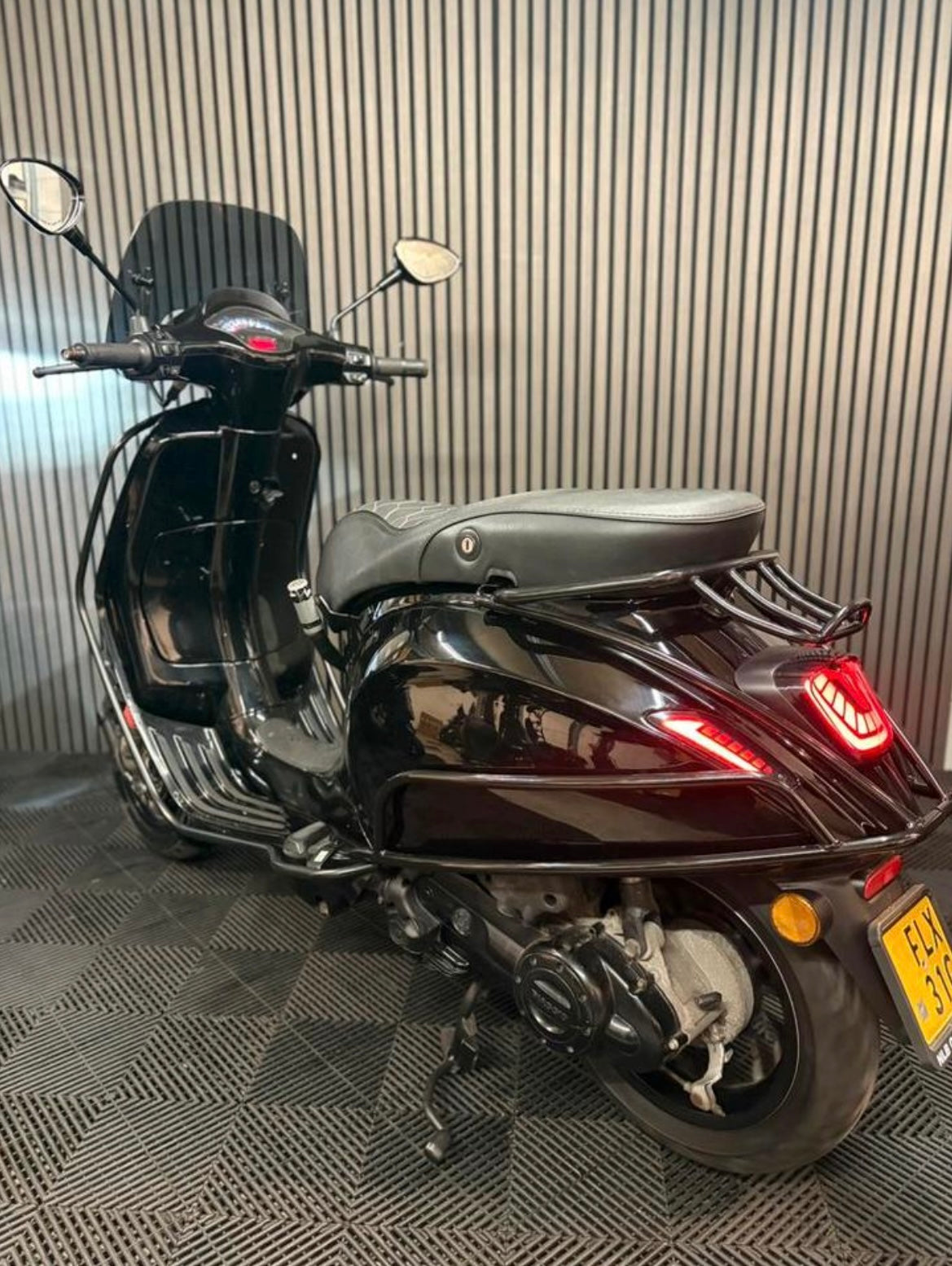 VESPA SPRINT 2022 BROM 4T 3V FULL OPTION GLANS ZWART BOMVOL