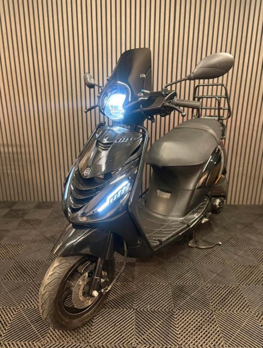 PIAGGIO ZIP 4T 3V BROM 2021 FULL OPTION GLANS ZWART