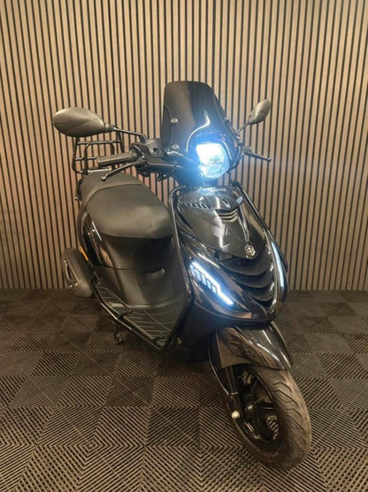 PIAGGIO ZIP 4T 3V BROM 2021 FULL OPTION GLANS ZWART