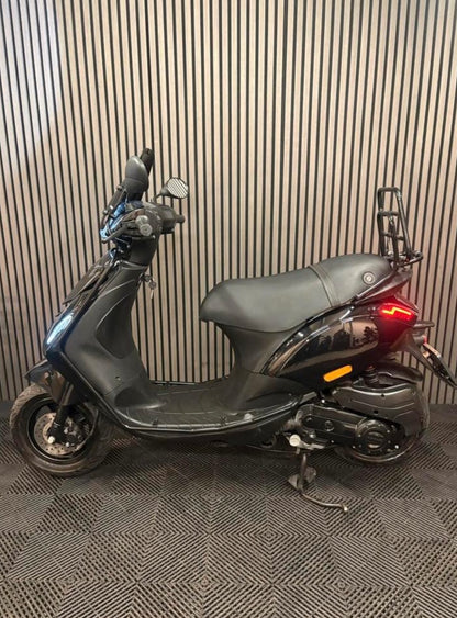 PIAGGIO ZIP 4T 3V BROM 2021 FULL OPTION GLANS ZWART