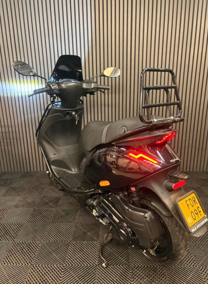 PIAGGIO ZIP 4T 3V BROM 2021 FULL OPTION GLANS ZWART