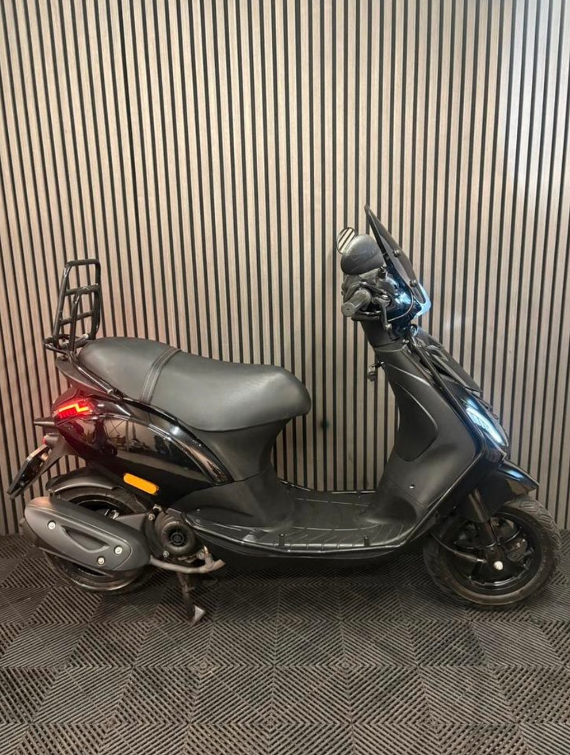 PIAGGIO ZIP 4T 3V BROM 2021 FULL OPTION GLANS ZWART