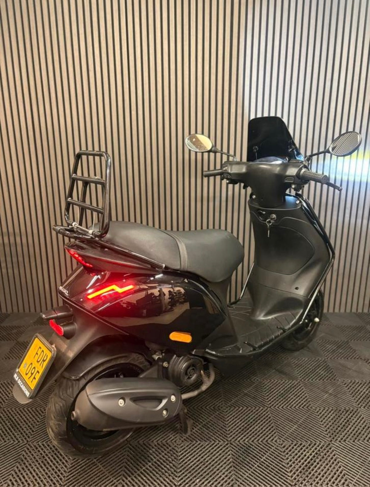 PIAGGIO ZIP 4T 3V BROM 2021 FULL OPTION GLANS ZWART
