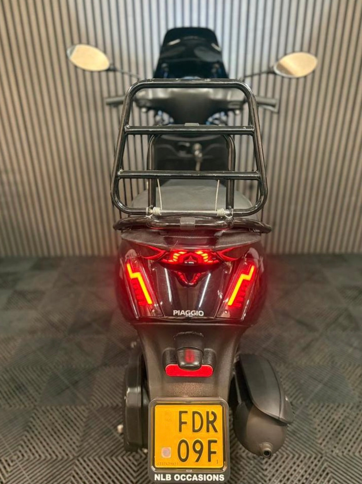 PIAGGIO ZIP 4T 3V BROM 2021 FULL OPTION GLANS ZWART