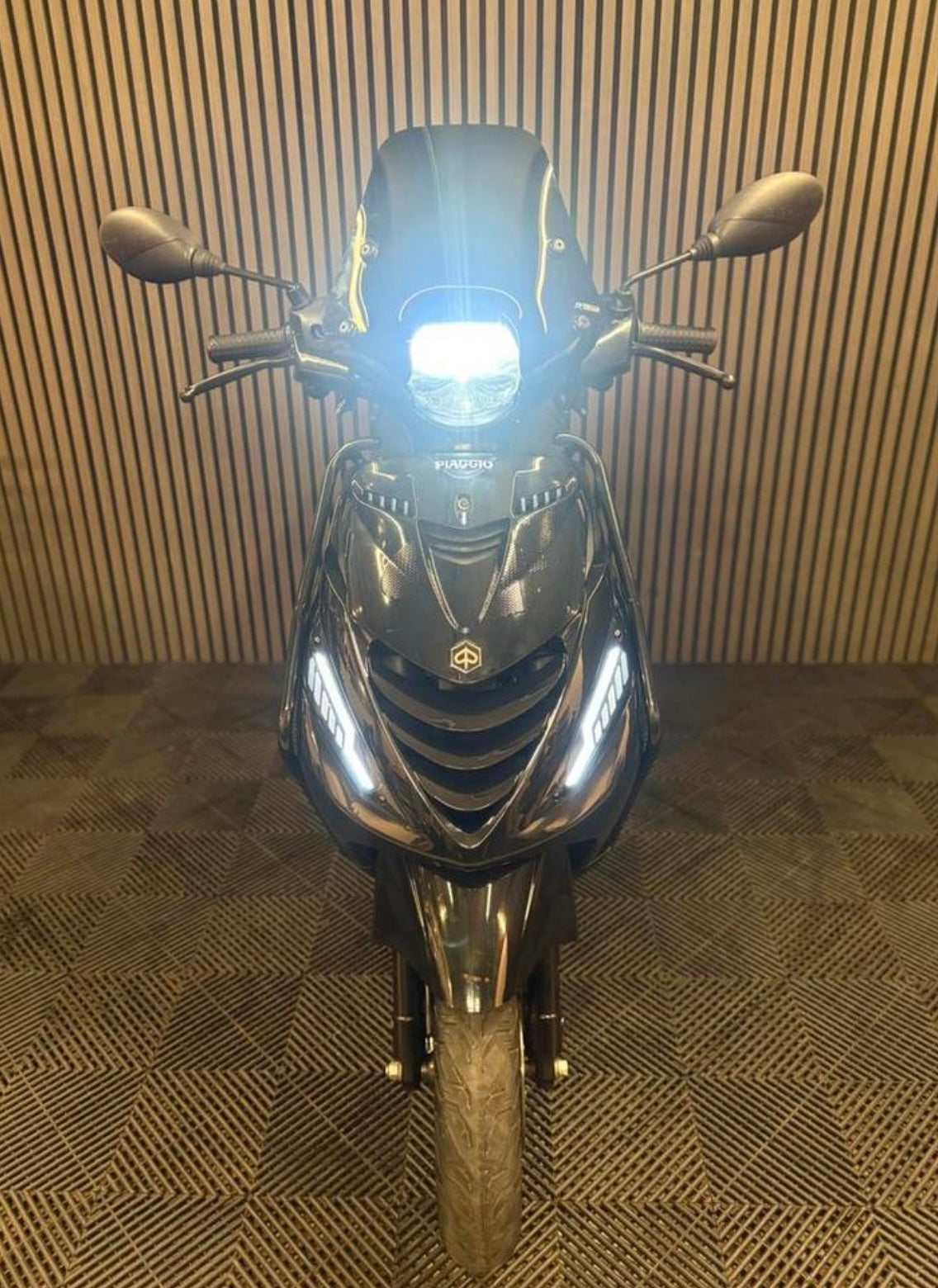 PIAGGIO ZIP 4T 3V BROM 2021 FULL OPTION GLANS ZWART