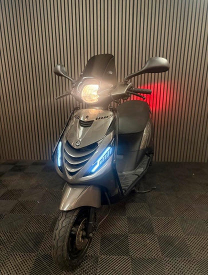 PIAGGIO ZIP 4T 3V BROM 2020 GRIJS FULL OPTION PORSCHE AGAAT