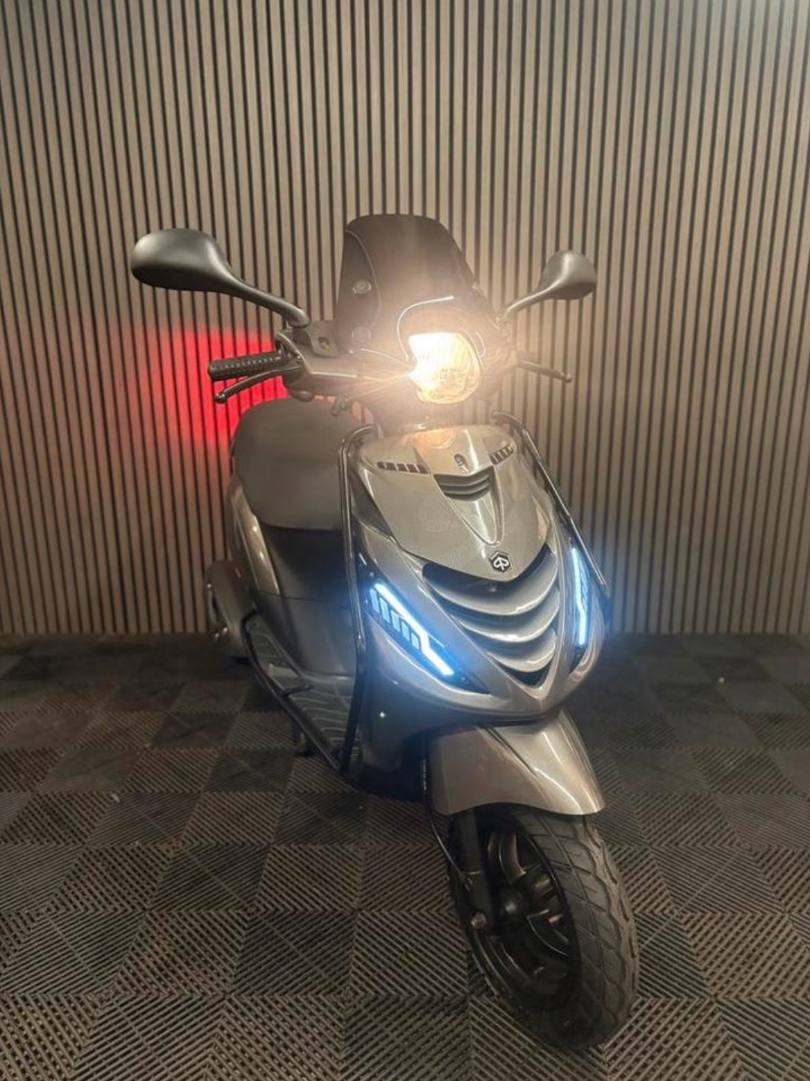 PIAGGIO ZIP 4T 3V BROM 2020 GRIJS FULL OPTION PORSCHE AGAAT