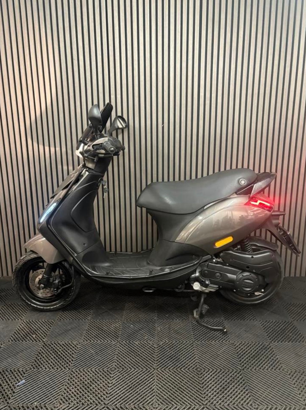 PIAGGIO ZIP 4T 3V BROM 2020 GRIJS FULL OPTION PORSCHE AGAAT
