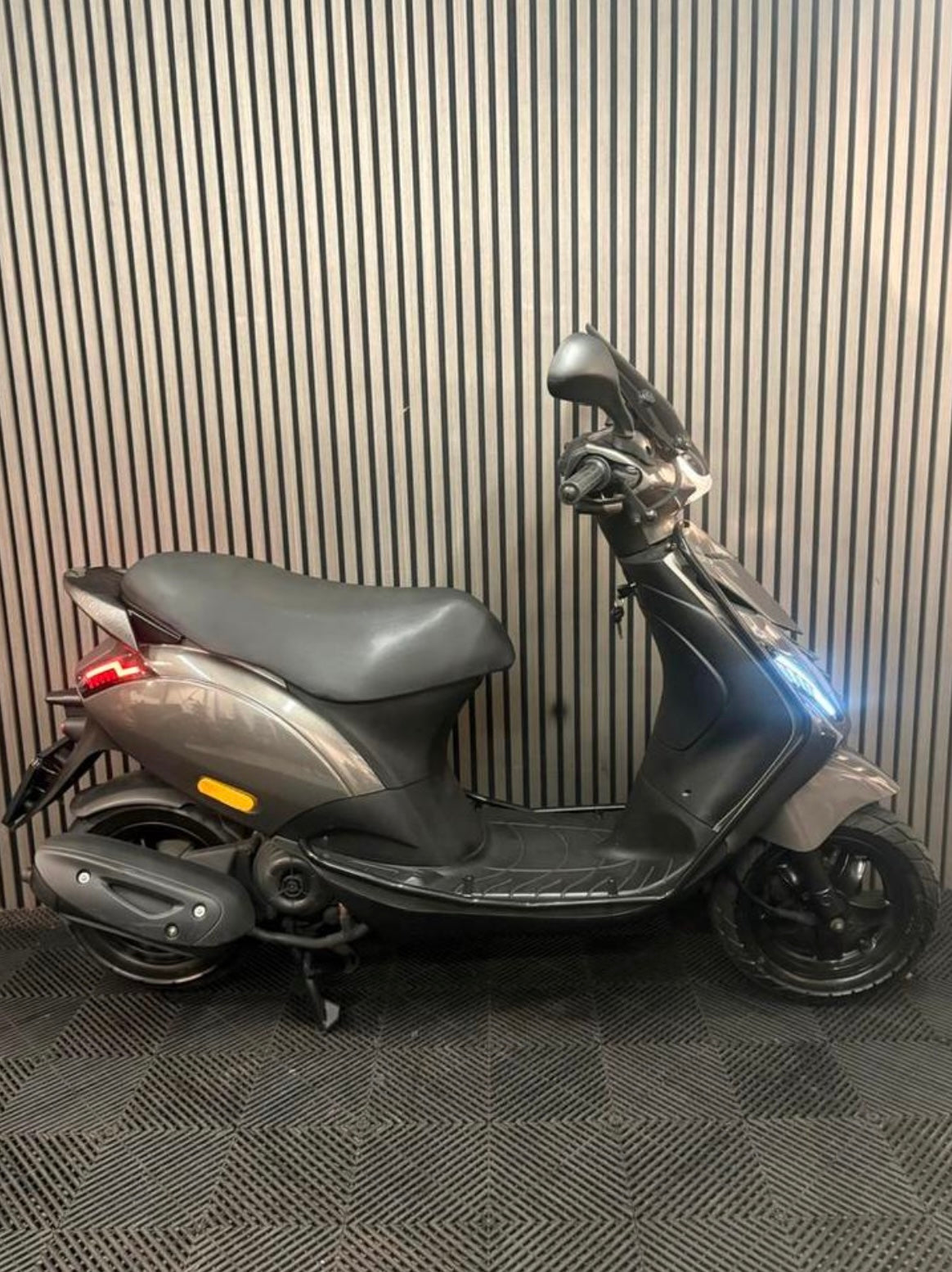 PIAGGIO ZIP 4T 3V BROM 2020 GRIJS FULL OPTION PORSCHE AGAAT