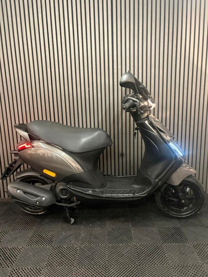 PIAGGIO ZIP 4T 3V BROM 2020 GRIJS FULL OPTION PORSCHE AGAAT