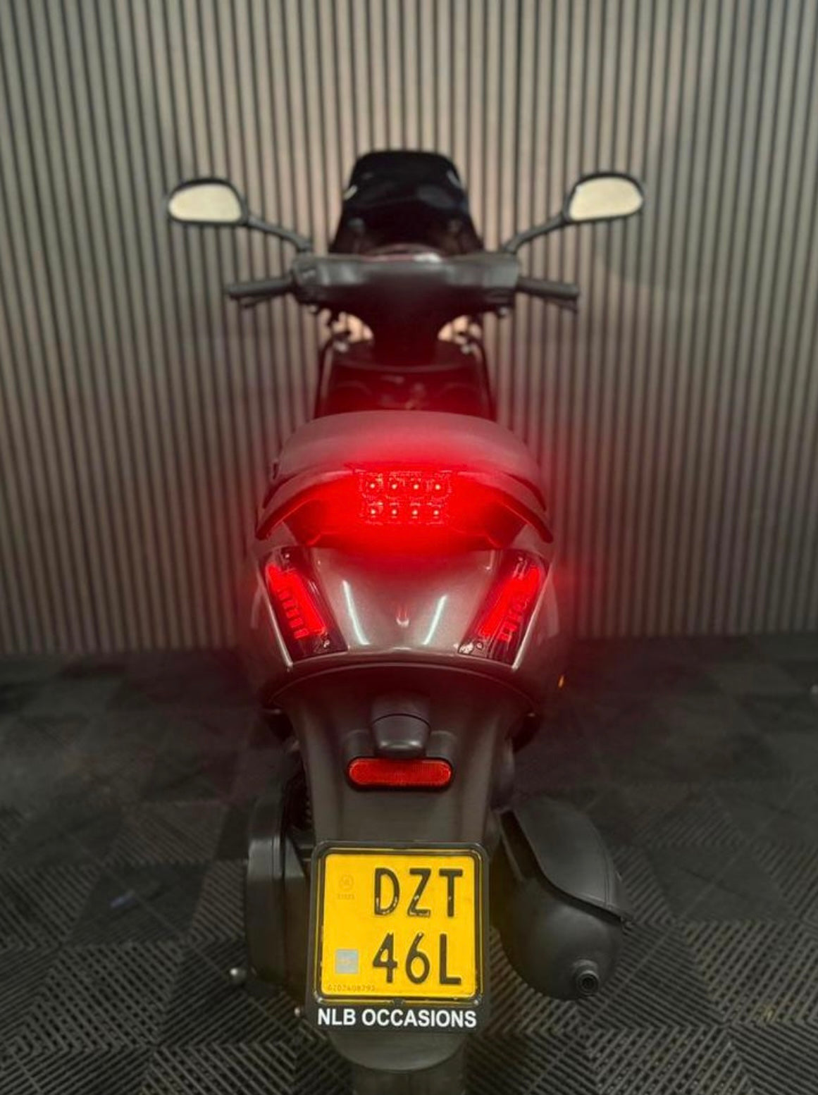 PIAGGIO ZIP 4T 3V BROM 2020 GRIJS FULL OPTION PORSCHE AGAAT