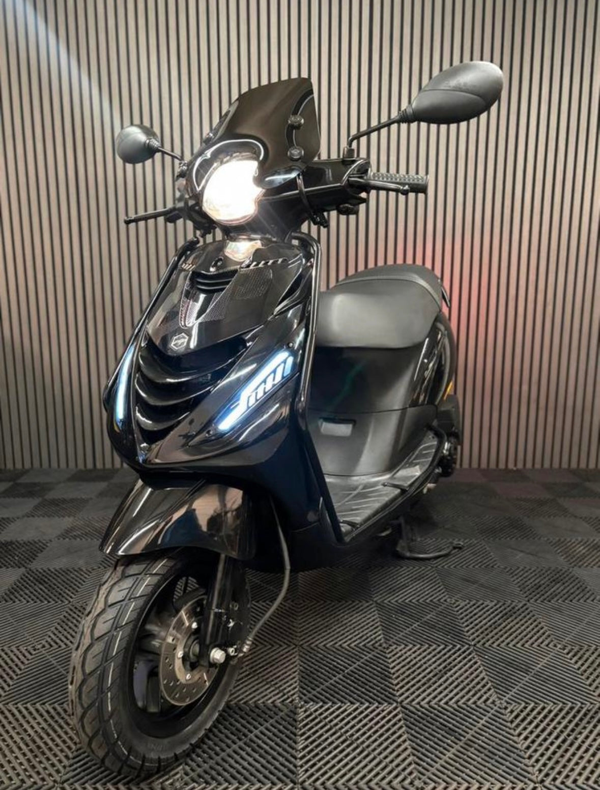 PIAGGIO ZIP 2021 4T 3V 1e eigenaar FULL OPTION GLANS ZWART