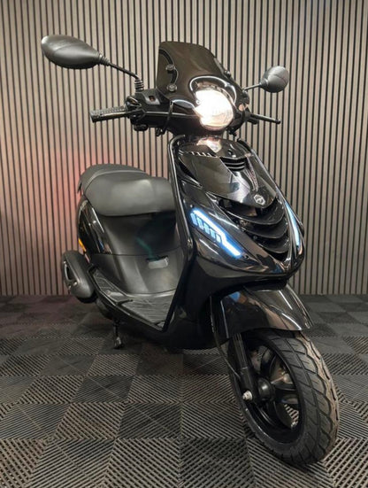 PIAGGIO ZIP 2021 4T 3V 1e eigenaar FULL OPTION GLANS ZWART