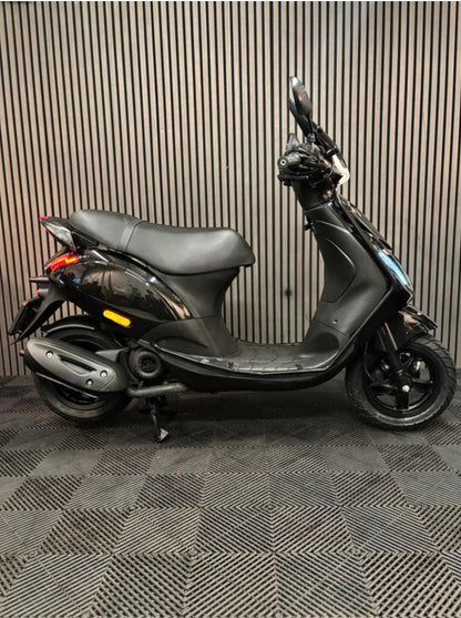 PIAGGIO ZIP 2021 4T 3V 1e eigenaar FULL OPTION GLANS ZWART