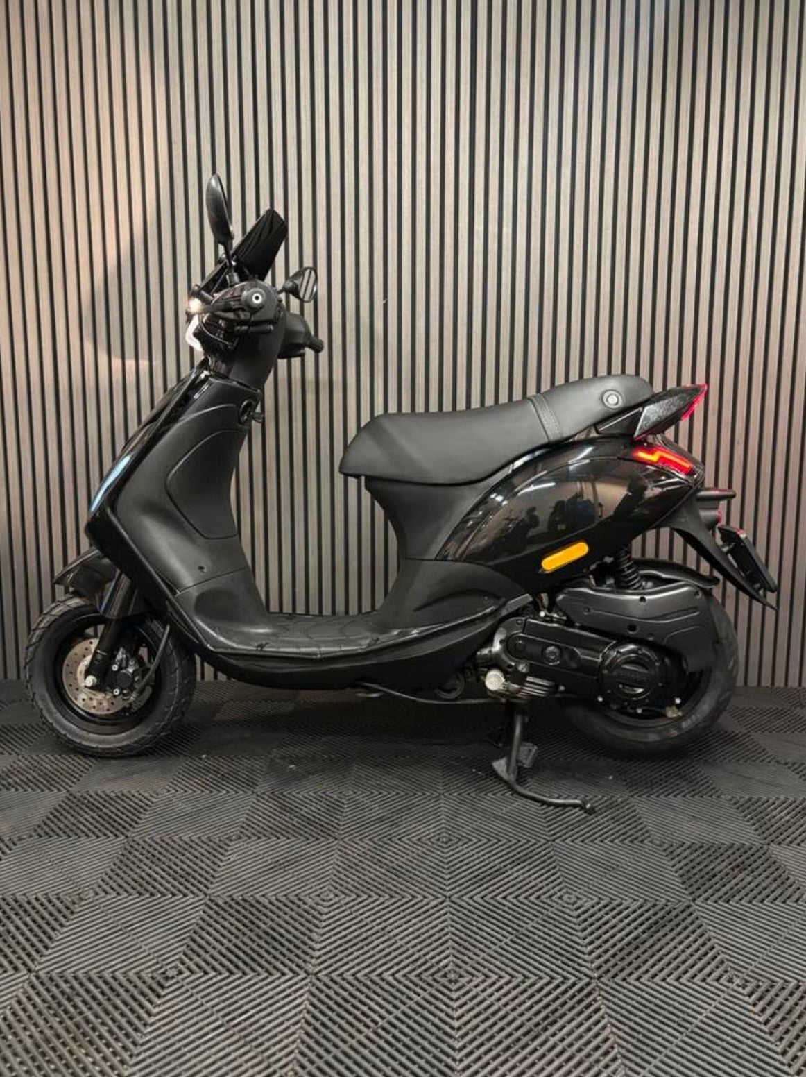 PIAGGIO ZIP 2021 4T 3V 1e eigenaar FULL OPTION GLANS ZWART