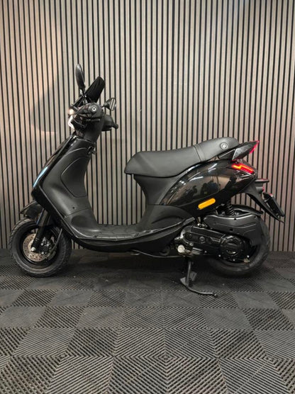 PIAGGIO ZIP 2021 4T 3V 1e eigenaar FULL OPTION GLANS ZWART