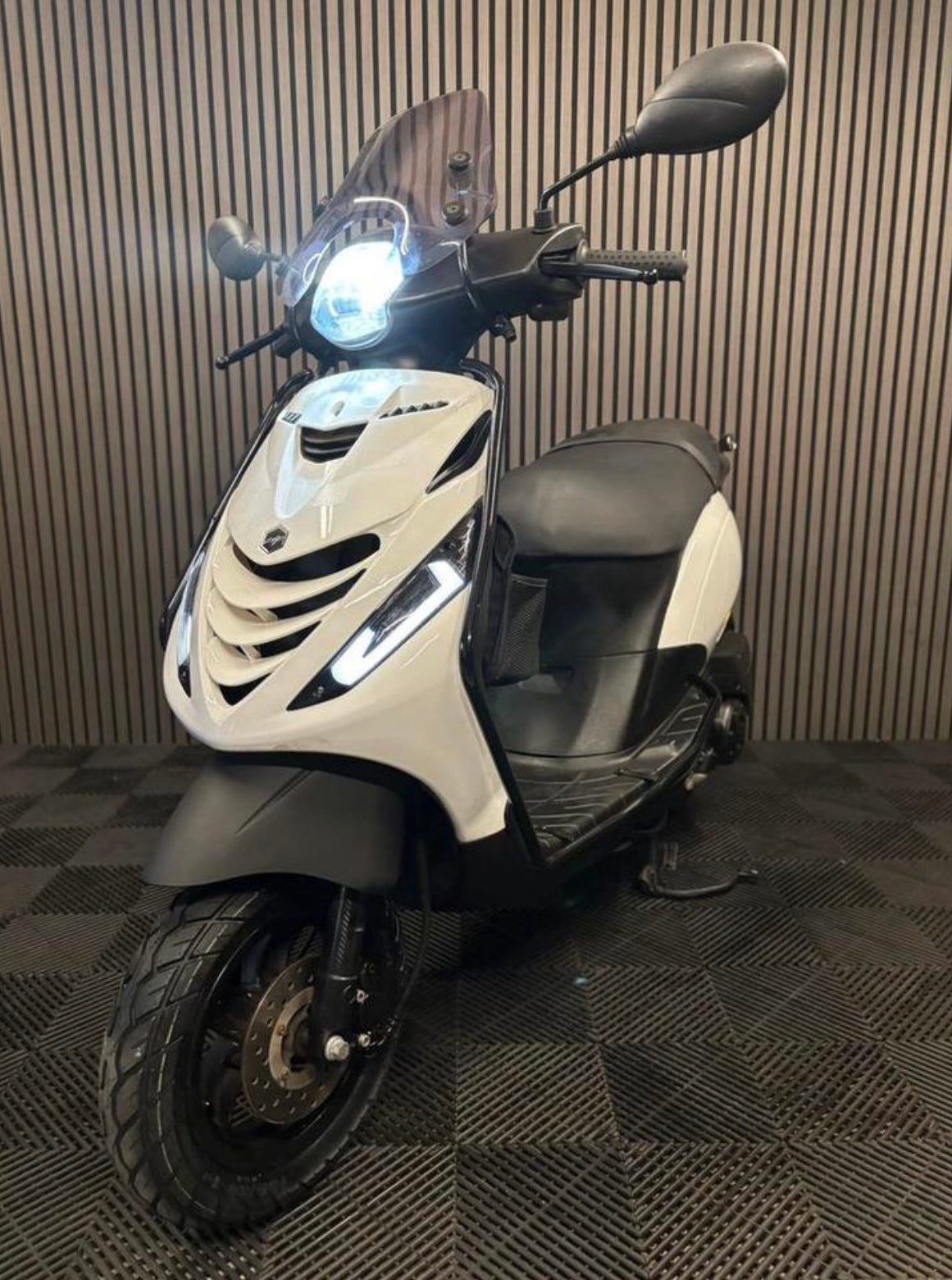 PIAGGIO ZIP 2020 4T 3V FULL OPTION GLANS WIT