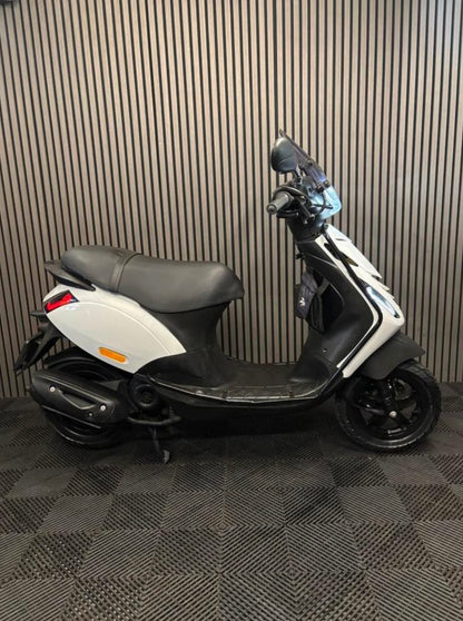 PIAGGIO ZIP 2020 4T 3V FULL OPTION GLANS WIT