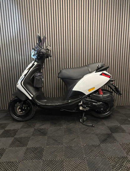 PIAGGIO ZIP 2020 4T 3V FULL OPTION GLANS WIT