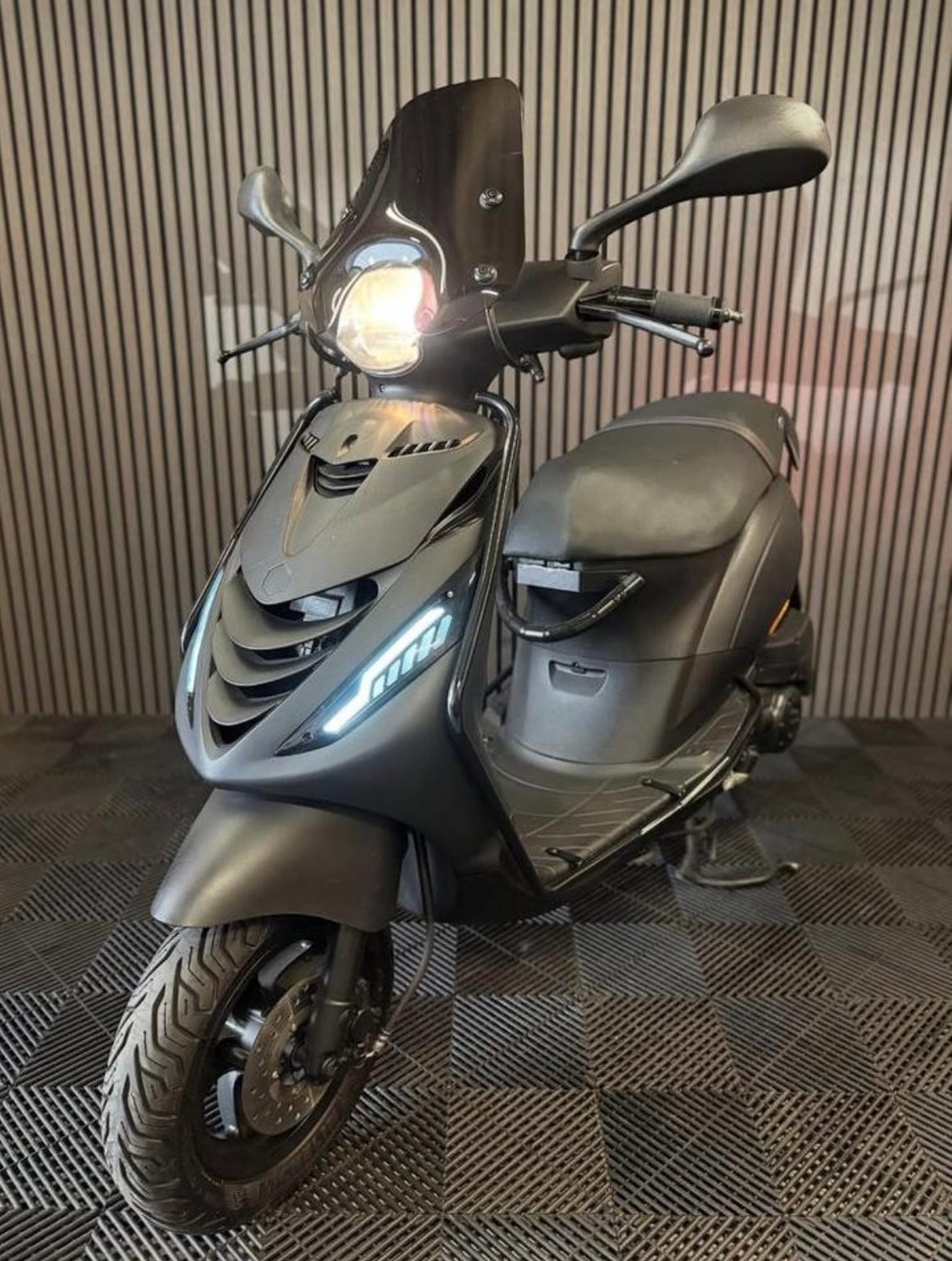 PIAGGIO ZIP 4T 3V 2021 BROM FULL OPTION MAT ZWART