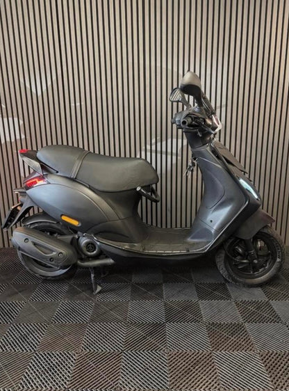 PIAGGIO ZIP 4T 3V 2021 BROM FULL OPTION MAT ZWART