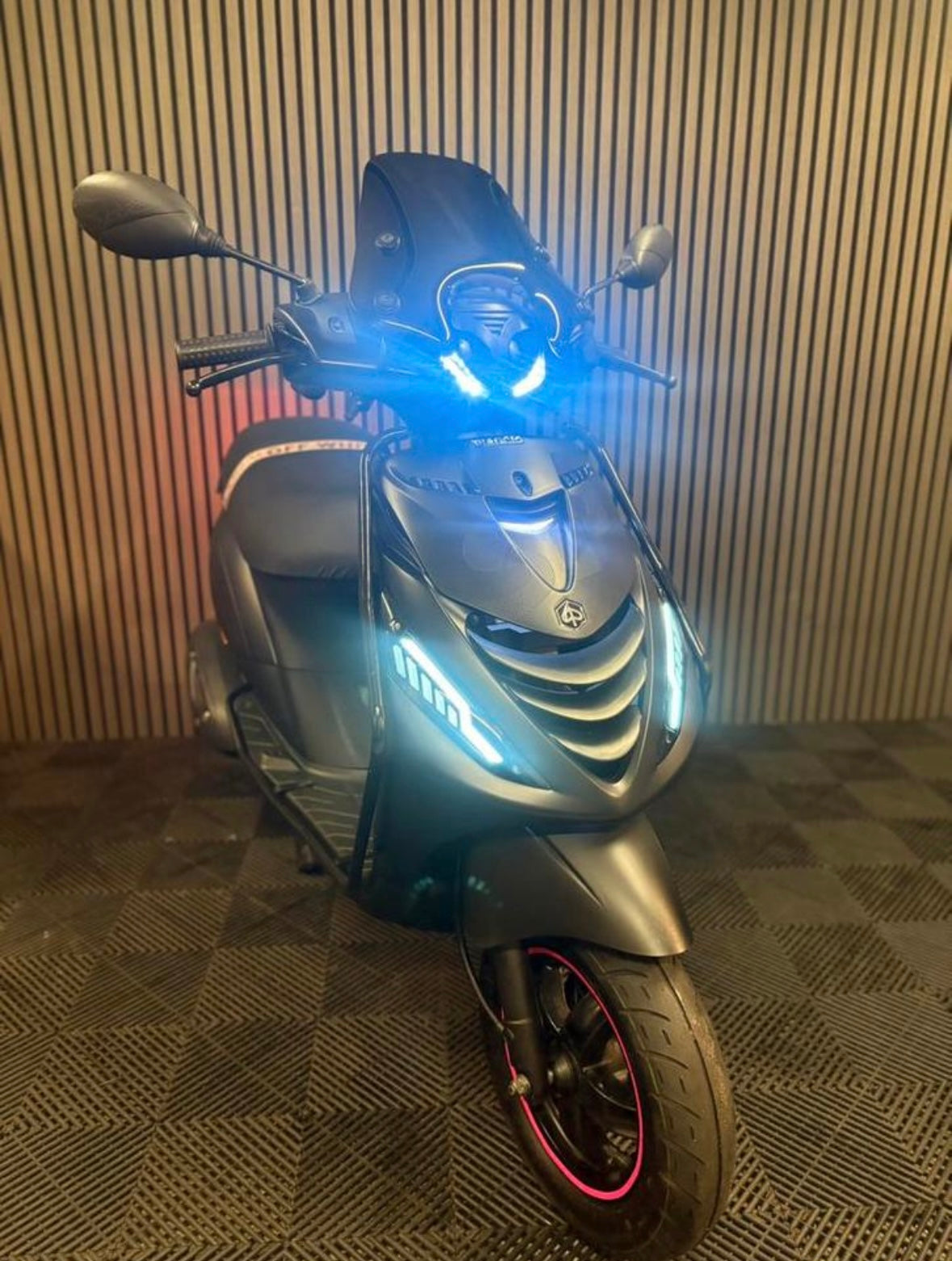 PIAGGIO ZIP 4T 3V BROM 2022 1 EIGENAAR FULL OPTION MAT ZWART