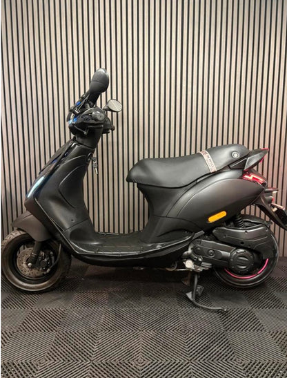 PIAGGIO ZIP 4T 3V BROM 2022 1 EIGENAAR FULL OPTION MAT ZWART