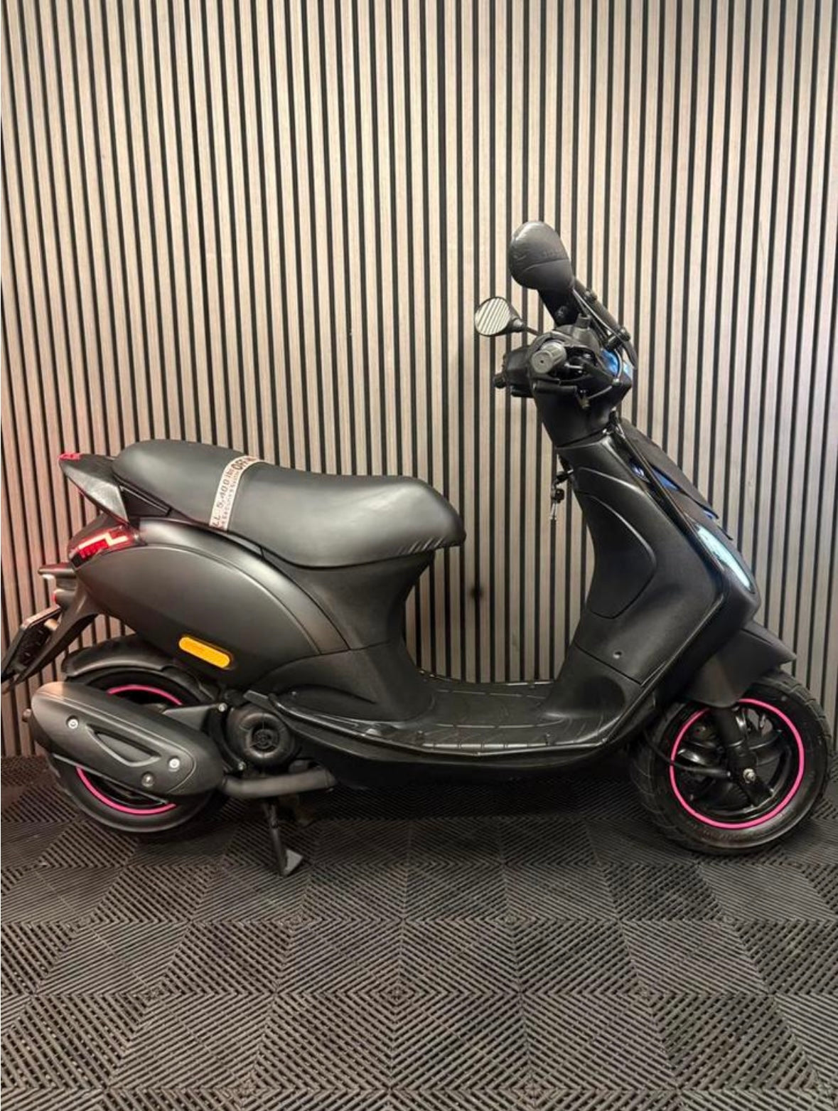 PIAGGIO ZIP 4T 3V BROM 2022 1 EIGENAAR FULL OPTION MAT ZWART