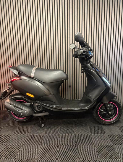 PIAGGIO ZIP 4T 3V BROM 2022 1 EIGENAAR FULL OPTION MAT ZWART
